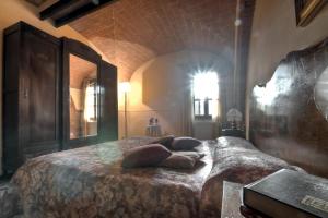 帕拉伊阿Agriturismo il Prato的一间卧室配有一张大床和两个枕头