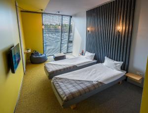 维尔纽斯乌比霍普酒店的酒店客房设有两张床和窗户。