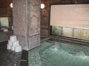 妙高鲁特酒店 - 妙高新井旅馆的带窗户的浴室里的水池