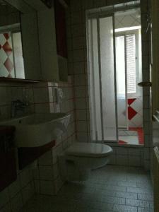 马里博尔Apartment Zupan的一间带水槽和卫生间的浴室以及窗户。