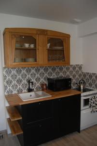 吉维尼拉米尔度假屋的厨房配有水槽和炉灶