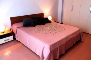 加利波利Rubino的一间卧室配有一张带粉色毯子的大床