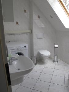 HirschburgFerienwohnung Ostseenähe的白色的浴室设有水槽和卫生间。