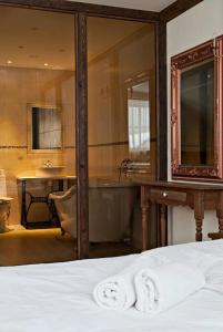 Oru曼妮阿鲁普客曼嘉德博卡璞比酒店的带浴缸和盥洗盆的浴室