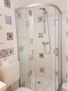 安圭拉萨巴齐亚帕尔科德尔拉戈克拉姆平旅馆的带淋浴和卫生间的浴室