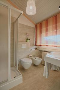 索里科欧洲酒店的带淋浴、浴缸和盥洗盆的浴室