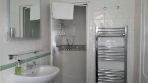 利斯卡德潘库比特乡村民宿的带淋浴和盥洗盆的白色浴室