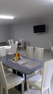 比勒陀利亚山谷住宿加早餐旅馆的一间配备有蓝桌和白色椅子的用餐室