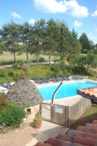 萨尔拉拉卡内达Hotel Le Mas de Castel - Piscine chauffee的一个带躺椅的游泳池以及游泳池