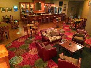 Warren沃伦金祖阿坝假日酒店 - 阿勒格尼的客厅设有大地毯、椅子和酒吧