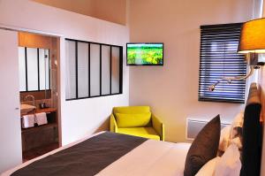韦兹莱SY露台旅馆的一间卧室配有一张床和一张黄色椅子
