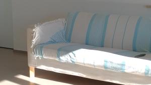 萨包迪亚Big Sabaudia的白色的长沙发,带蓝色和白色的条纹
