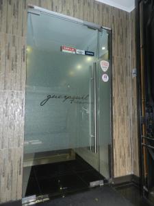 圣地亚哥瓜亚基尔酒店的建筑里带有标志的玻璃电梯