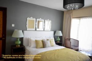 努沃勒埃利耶茶园别墅的一间卧室配有一张带黄色枕头的大床