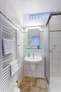 比苏姆Zuhause am Meer的白色的浴室设有水槽和淋浴。