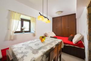 拉多斯Villa Claudia in Lardos的一间卧室配有桌子和一张红色床垫的床