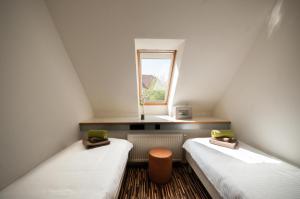 卢布尔雅那CUBE central rooms for 2的带窗户的客房内设有两张单人床。