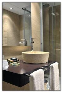 索斯-德尔雷卡托利科佩伦酒店的一间带水槽和镜子的浴室