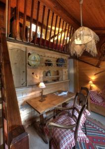 马尼戈德拉克鲁瓦 - 弗莱莱斯小木屋酒店的小屋内的房间配有木桌和椅子