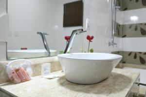 波多韦柳拉里森波多韦柳酒店的浴室内一个柜台上的白色碗