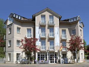 巴特皮尔蒙特福雷德利克斯帕克酒店的一座大型建筑,设有窗户和阳台