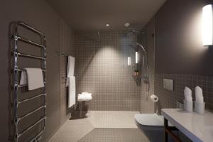 索洛图恩王冠精品酒店的带淋浴、卫生间和盥洗盆的浴室