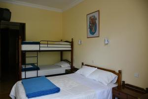 奥林匹亚力神酒店的一间卧室配有两张双层床。