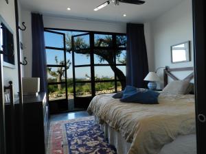 VillalfonsinaVillalfonsina Country House的一间卧室设有一张床和一个大窗户