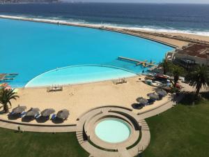 阿尔加罗沃Apartamento en San Alfonso del Mar 3D-2B的海滩旁游泳池的顶部景色