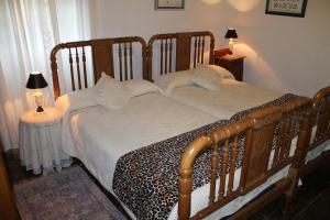 科斯加亚Casona de Treviño的一间卧室配有木床和2个床头柜