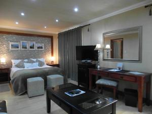 约翰内斯堡2扇门旅馆的酒店客房带一张床、一张书桌和一面镜子