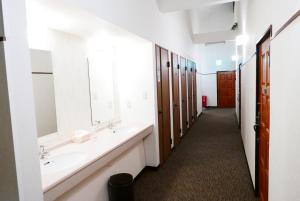 富士河口湖K's House Fuji View - Travelers Hostel的浴室设有2个水槽和2面镜子