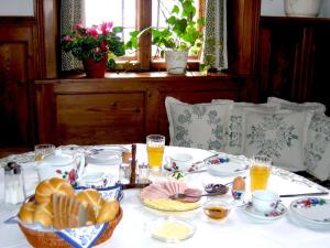 韦尔芬厄赫腾巴古提有机农场酒店的一张桌子上放着一盘面包和鸡蛋