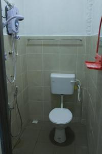 哥打巴鲁我的朋友民宿的一间带卫生间和淋浴的浴室