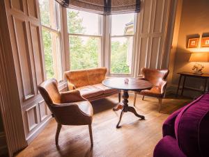 盖茨黑德伊斯林顿别墅酒店的客厅配有沙发和窗户前的桌子