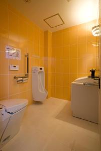 桐生市桐生爱斯酒店的一间带卫生间和小便室的浴室