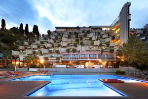 陶尔米纳欧洲之星蒙特道罗酒店 的大楼前设有游泳池的酒店