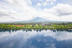 日惹INNSiDE by Meliá Yogyakarta的享有高山美景,在湖中反射
