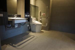 高雄碧港良居商旅-站前馆 的一间带卫生间和水槽的浴室