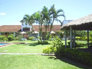 Morro AzulParque Hotel Morro Azul - a 12 km do Parque dos Dinossauros的一座带房子和度假胜地的院子