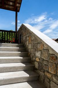 萨维纳迪松佐洛坎达迪维塔克酒店的一套带石墙的混凝土楼梯