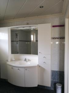 圣安娜兰Chalet Stalland的一间带水槽和镜子的浴室