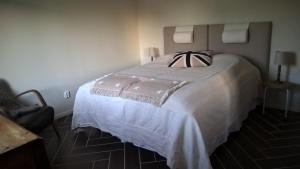 弗加尔巴卡Lägenhet Fjällbacka的卧室配有一张白色大床