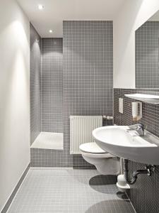 斯图加特国际学生旅馆的一间带水槽、卫生间和淋浴的浴室