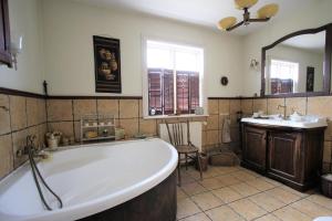 EyjafjaroarsveitÁsar Guesthouse的带浴缸和盥洗盆的大浴室