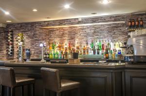 布莱顿霍夫列王酒店的砖墙上装有几瓶酒的酒吧