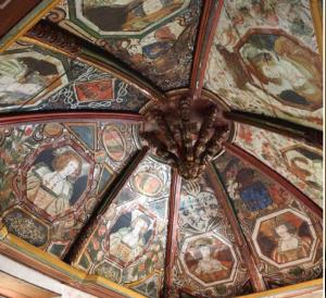 圣埃尼米耶卡兹城堡酒店的天花板上挂有画作,并装有吊灯