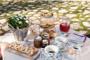 Nervesa della BattagliaAgriturismo Prime Gemme的一张桌子,上面有蓝色和白色的瓷器食品和饮料