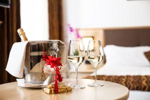加尔达湖滨Hotel Portici - Romantik & Wellness的桌子上摆放着两杯葡萄酒的桌子