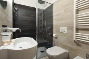 泰塞罗B&B Magiré的浴室配有卫生间、盥洗盆和淋浴。